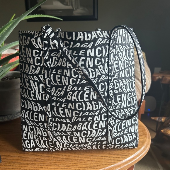 Balenciaga - SOLD - Picture 2 of 9